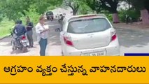 మంచిర్యాల: వాహనదారుల వద్ద డబ్బులు వసూలు చేస్తున్న మహిళలు