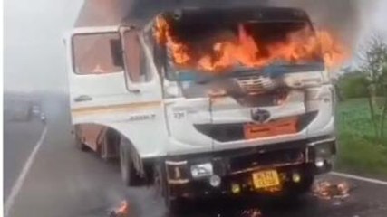 झाबुआ: चलते कन्टेनर में लगी आग, केबिन घुं घुं कर जल उठा