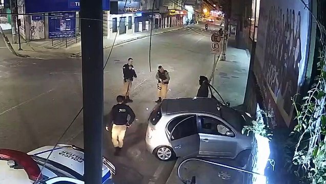 Video: ¡Impactante! Tres peatones se salvan de ser atropellados por un vehículo que invadió una acera