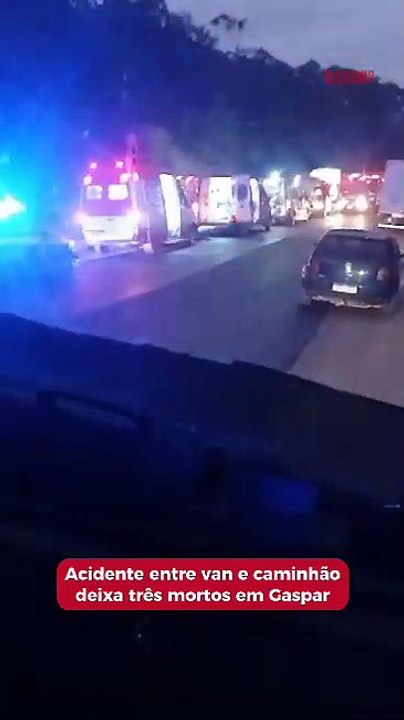 Acidente entre van e caminhão deixa três mortos em Gaspar