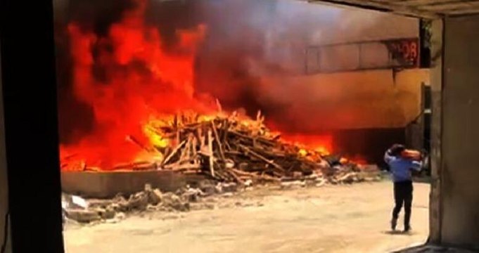 Gaziantep'te, sokakta bırakılan odunlar yandı