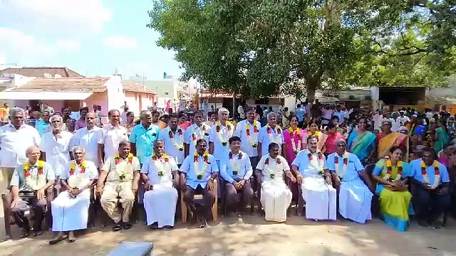 20 டன் எடையில் கோவில் விமானம்; ஆயிரக்கணக்கான பக்தர்கள் முன்னிலையில் ராட்சத கிரேன் மூலம் வைக்கப்பட்டது