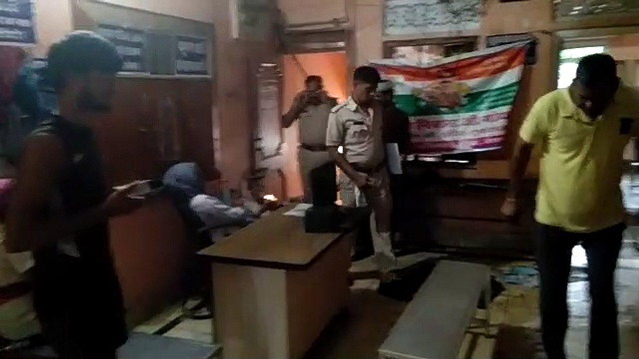 इंदिरा रसोई में खाना बनाते समय धमाके के साथ प्र...