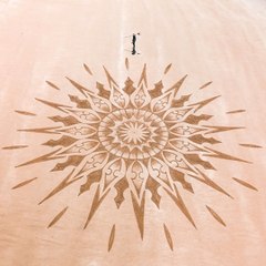 Pierre-Louis, 18 ans, est passionné de beach art : du dessin sur la plage avec un râteau