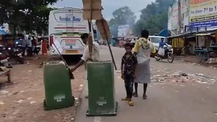 रोहतास: सफाई कर्मियों ने किया उग्र प्रदर्शन, देखें वीडियो