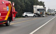 Batida entre carreta e dois carros deixa três pessoas gravemente feridas na Rodovia do Xisto