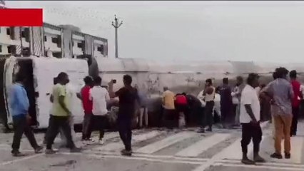 सिरोही: बाइक को टक्‍कर मारने के बाद पलटा तेल से भरा टैंकर, तेल लूट की मची हौड़