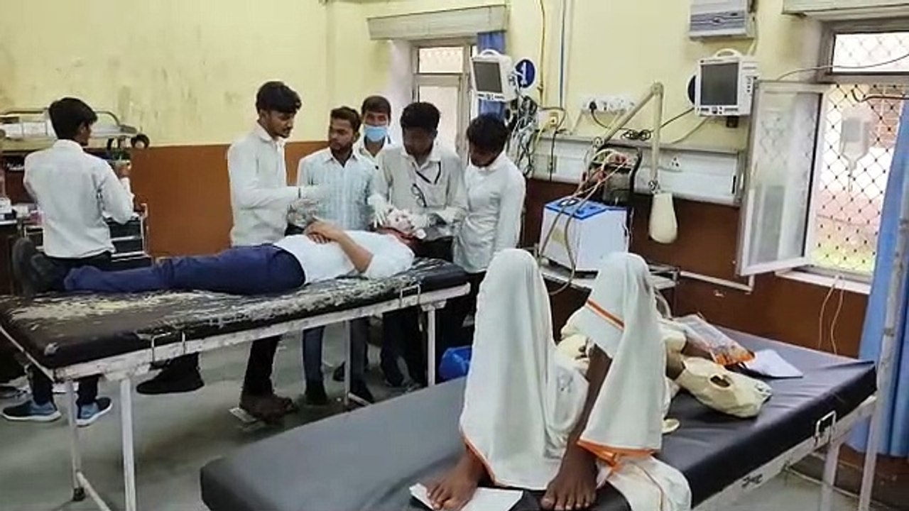 दौसा. लोक परिवहन बस ने रोडवेज को पीछे से मारी टक्कर, मची चीख पुकार, डेढ़ दर्जन घायल