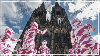 333 Statuen gegen Missbrauch vor dem Kölner Dom