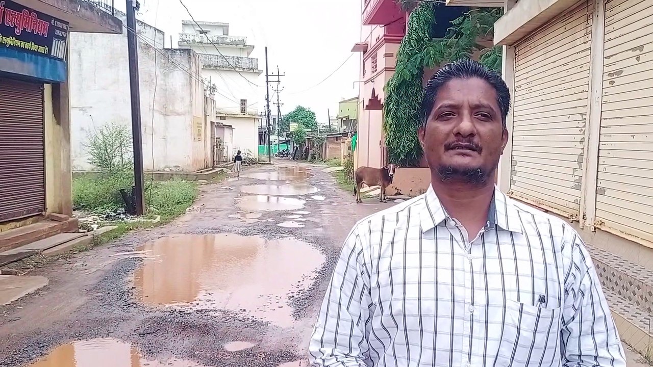 खमतराई में सड़क बन गई डबरी, स्ट्रीट लाइट, नाली, सफाई से जूझ रहे लोग