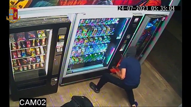 Terni, furti ai distributori automatici: presa la banda. I raid ripresi dalle telecamere