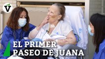 El primer paseo de Juana después de siete meses en el hospital tras sufrir un ictus