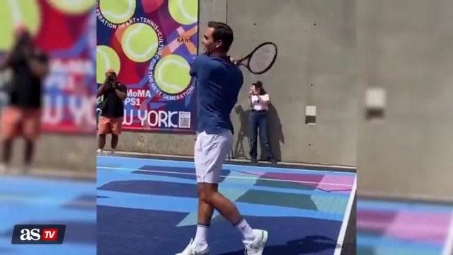WATCH: Federer practices two-handed backhand