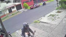 Vídeo: lo despojan de su moto a punta de pistola