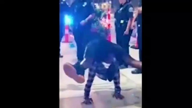 ¡Como el exorcista! Hombre impactó a policías al girar su cabeza casi 360 grados