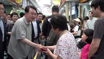 尹, 거제 전통시장 방문해 민생 행보...수산물 구매 / YTN