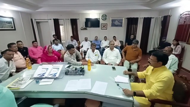 मेयर के कक्ष में विपक्षी पार्षदों की बैठक