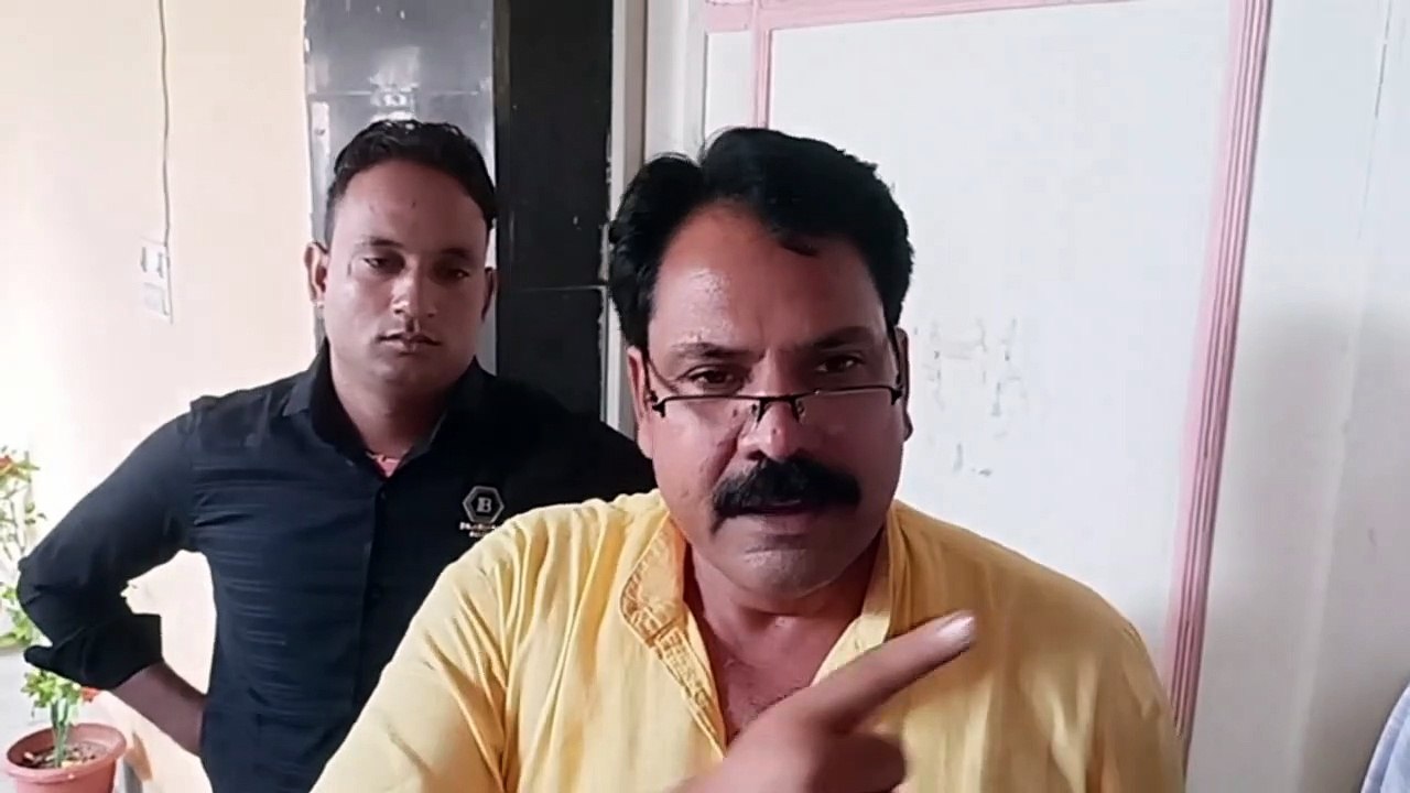 मेयर के कक्ष में विपक्षी पार्षदों की बैठक