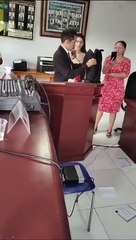 Vereador joga milhares pela janela e diz que recebeu dinheiro para renunciar