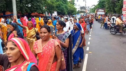 अनोखा प्रर्दशन : सरकार को जगाने थाली बाजाते हुए कलेक्ट्रेड पहुंची स्वसहायता समूह की महिलाएं