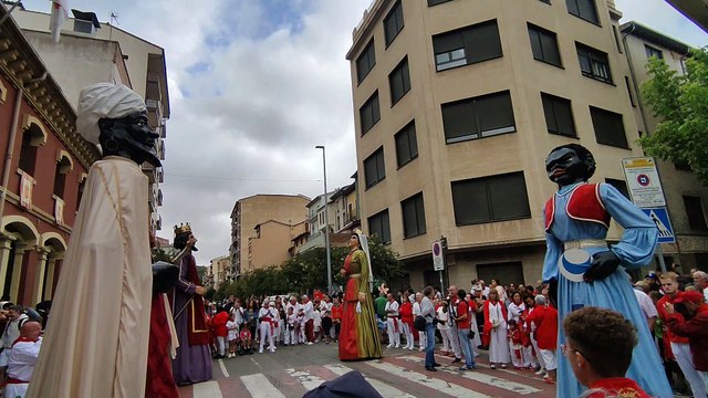 La Comparsa de Gigantes y Cabezudos de Estella baila en el inicio de las fiestas
