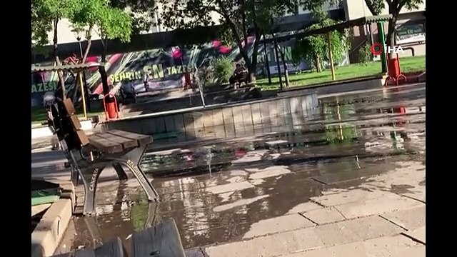 Sıcaktan bunalan çocukların süs havuzunda tehlikeli oyunu