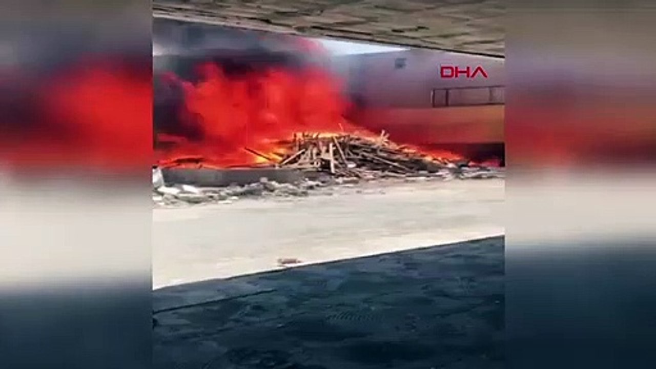 Le bois laissé dans la rue à Gaziantep a brûlé