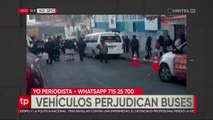 Vehículos estacionados perjudican tránsito vehicular en la calle Campero