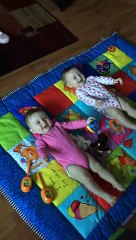 Dad makes twin babies laugh hysterically