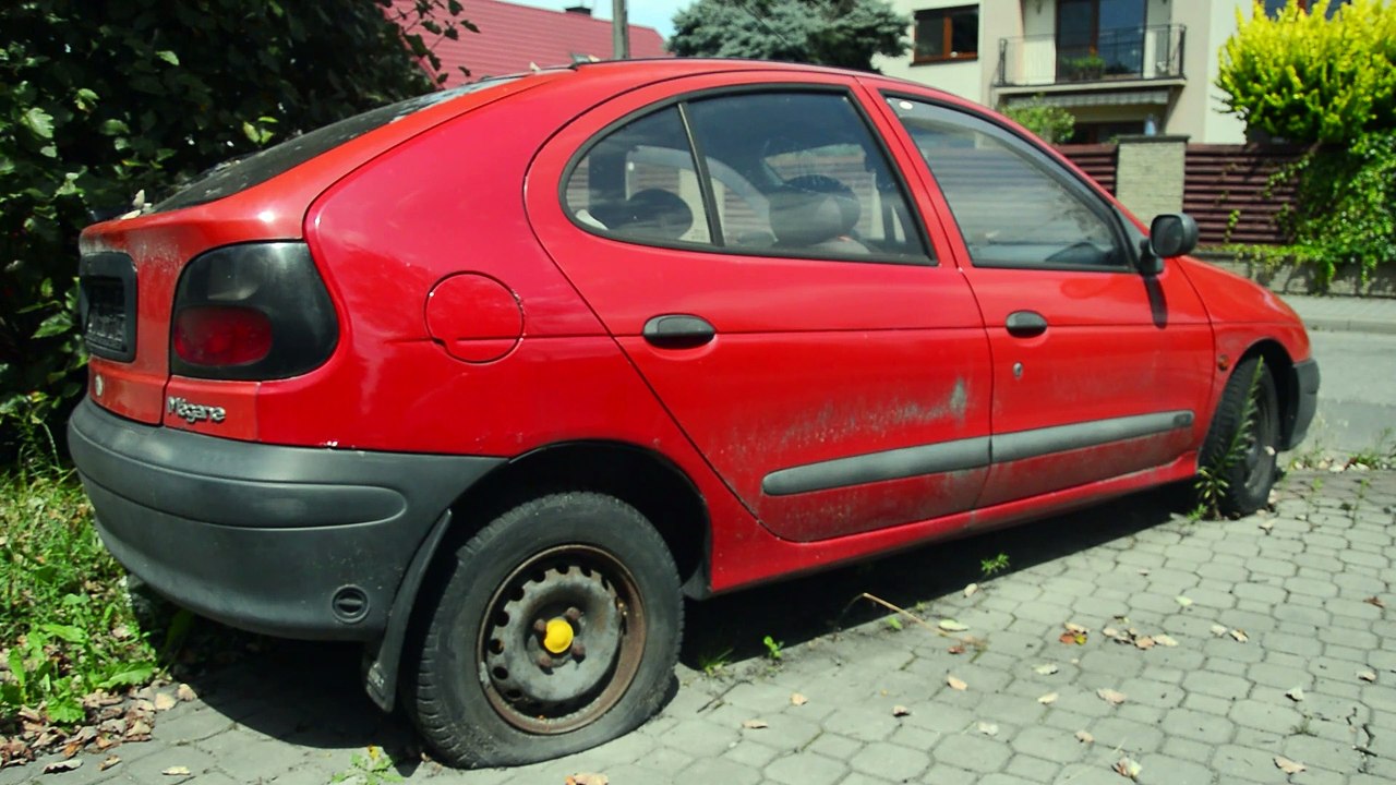 Nowy Sącz - wraki samochodów na jednym z osiedli