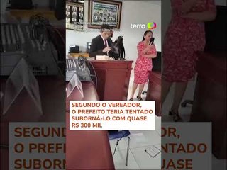 Vereador no Maranhão joga dinheiro para a população pela janela da Câmara