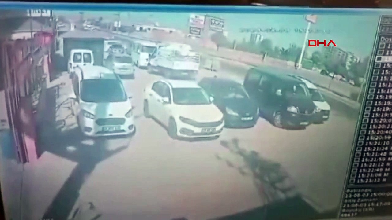 Accident de plaque de fer dans le camion qui a été claqué par l'arrière du camion à Batman