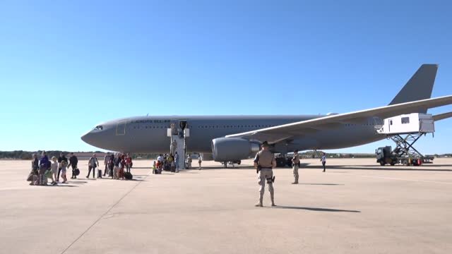 Aterrizan en Madrid los españoles evacuados de Níger