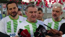 İSTANBUL - Bakan Osman Aşkın Bak, şöhretler maçında sahaya çıktı