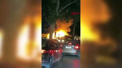 DE NOMBREUX VÉHICULES SONT TIRÉS, STATIONNÉS PRÈS DE L'ISTANBUL-VELİEFENDİ HIPODROM-1