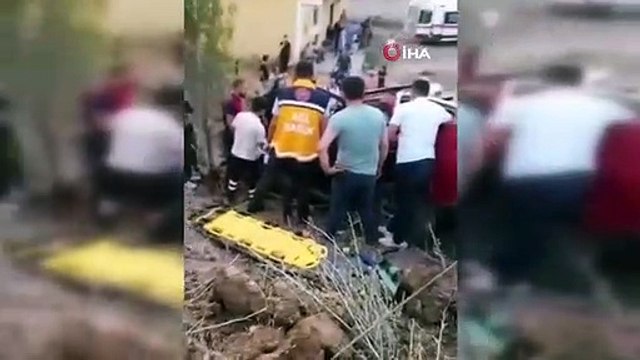 Aracın önünü kesip döner bıçağı ile tehdit ettiler