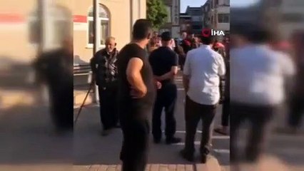 Telefonda tartıştığı arkadaşını cami önünde vurdu