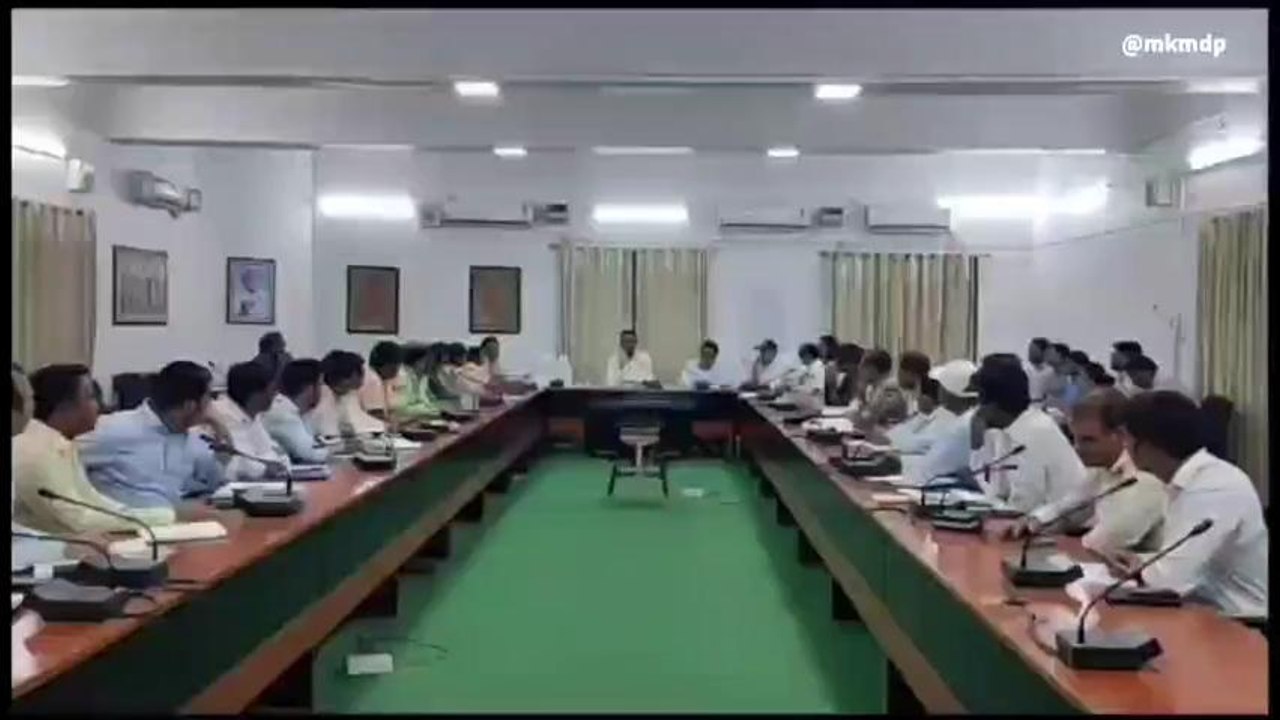 मधेपुरा: कार्य में शिथिलता बरतने पर 3 प्रखंड के एमओ के वेतन पर लगी रोक, देखें रिपोर्ट