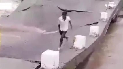 कटनी: तेज बारिश और हवाओं को चलते टूटा पुल, देखें लाइव VIDEO
