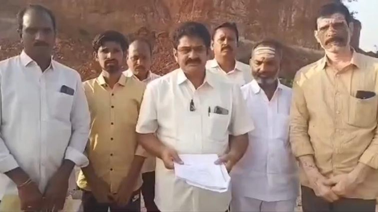 తూర్పు గోదావరి: అక్రమ గ్రావెల్ తవ్వకాలపై చర్యలు శూన్యం.. టీడీపీ నేత ఫైర్