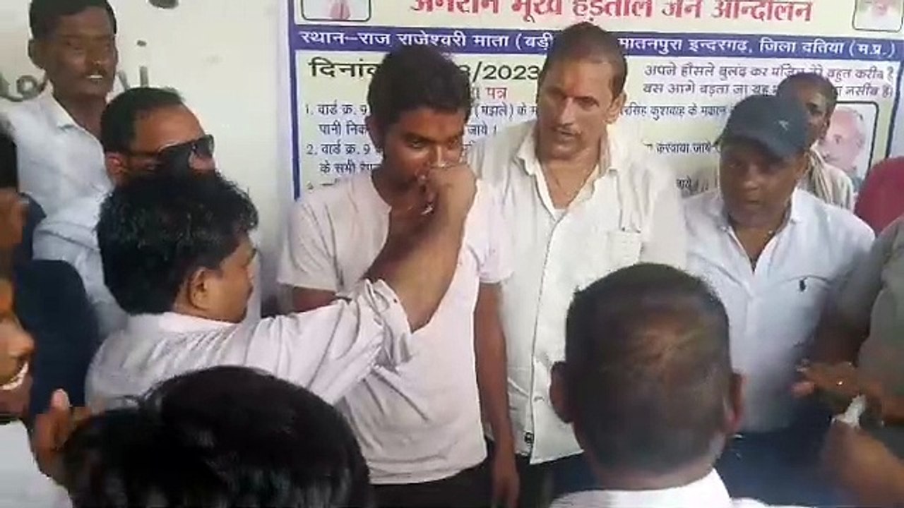 तहसीलदार ने जूस पिलाकर समाप्त कराई भूख हड़ताल