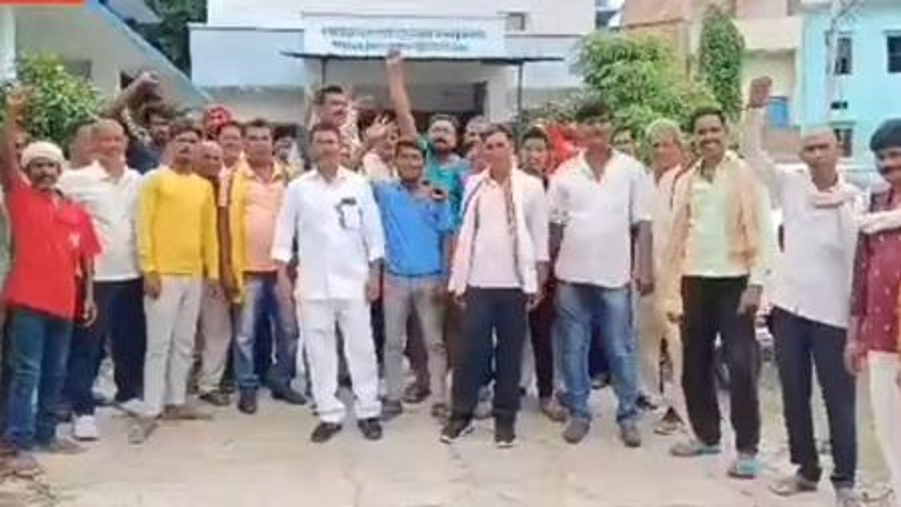 कैमूर: बिजली नहीं मिलने से परेशान ग्रामीणों ने कार्यालय में जड़ा ताला