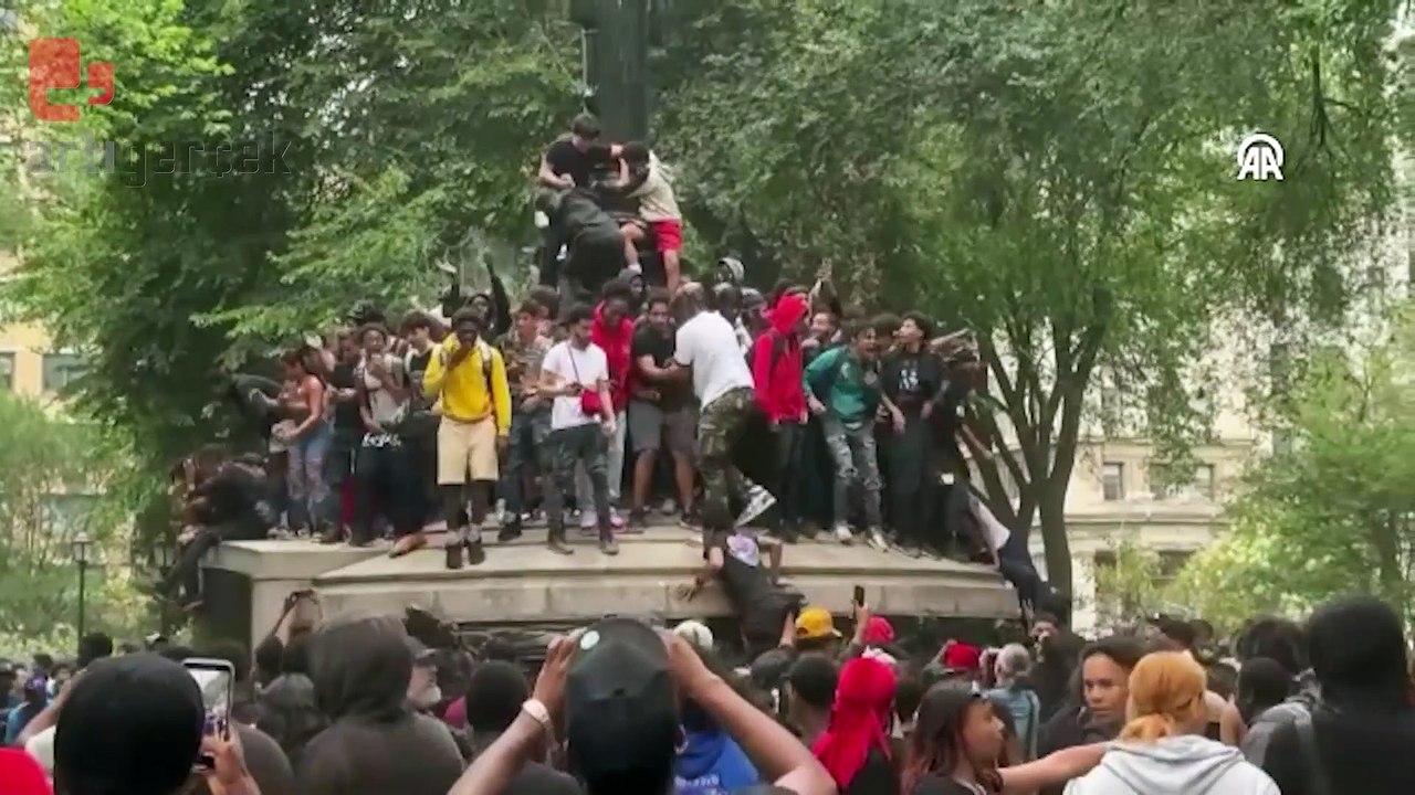 Ücretsiz oyun konsolunu duyan geldi: New York'ta  Twitch yayıncısının hediye dağıtımında arbede