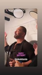 O Νίκος Κοκλώνης τραγούδησε στα γενέθλιά του!