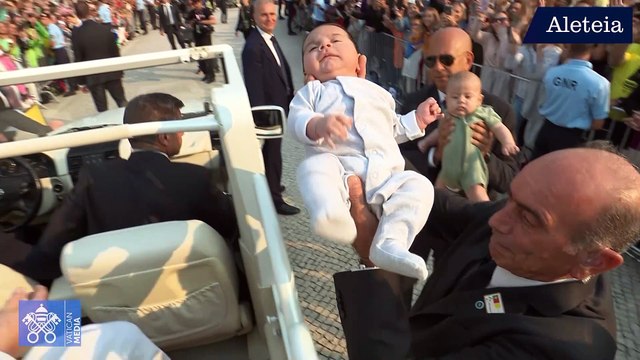 200.000 fidèles accueillent François à Fatima