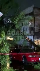 #Preliminar Un enorme árbol cayó sobre un automóvil en calles de la colonia Libertad de Guadalajara #GuardiaNocturna