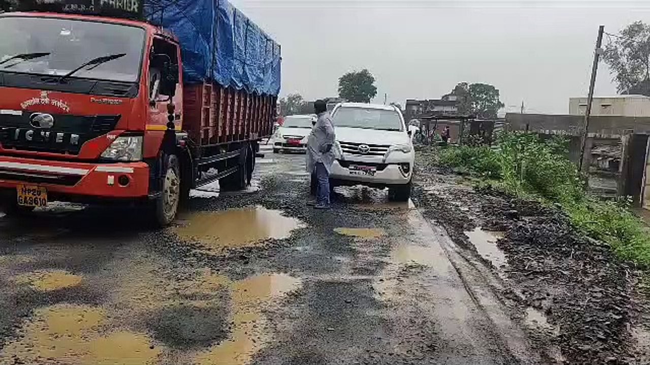 बारिश के बाद जबलपुर मार्ग में उभरे गड्ढे, आवागमन में हो रही दिक्कत