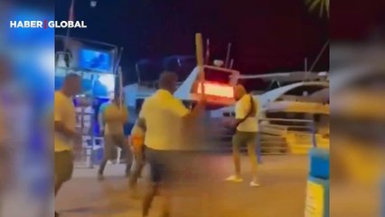 Alanya'da korkunç kavganın görüntüleri! Bir kişiye yumruk ve sopalarla saldırdılar