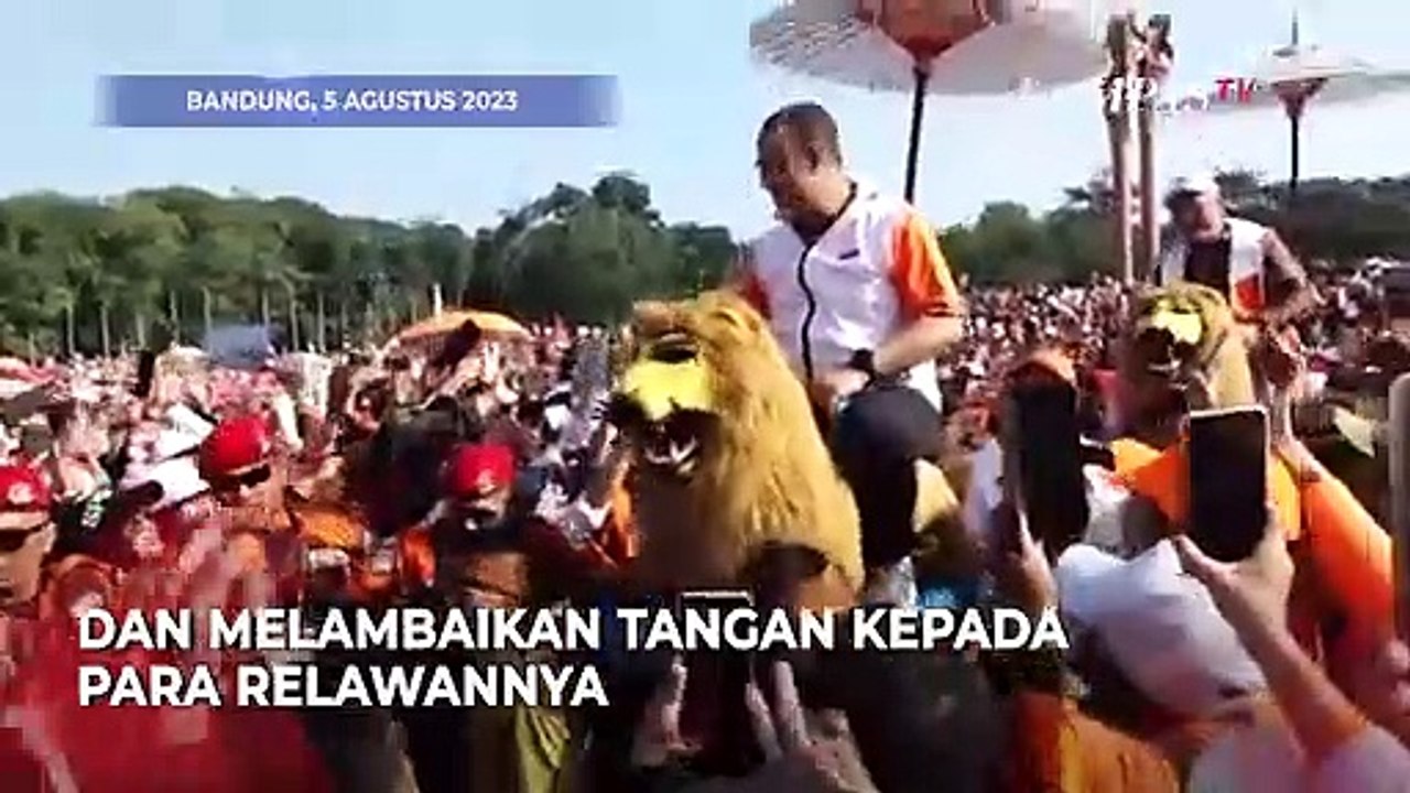 Momen Anies Baswedan Naik Sisingaan Sapa Relawan di Bandung
