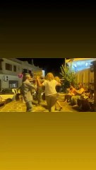 Δεινή χορεύτρια η Νικολούλη! Έσυρε πρώτη τον χορό στους ρυθμούς της τσαμπούνας σε χωριό της Νάξου!
